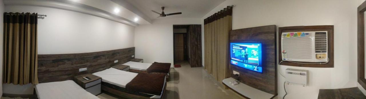 ไพรด์ โฮม Bed & Breakfast Nayagaon ภายนอก รูปภาพ