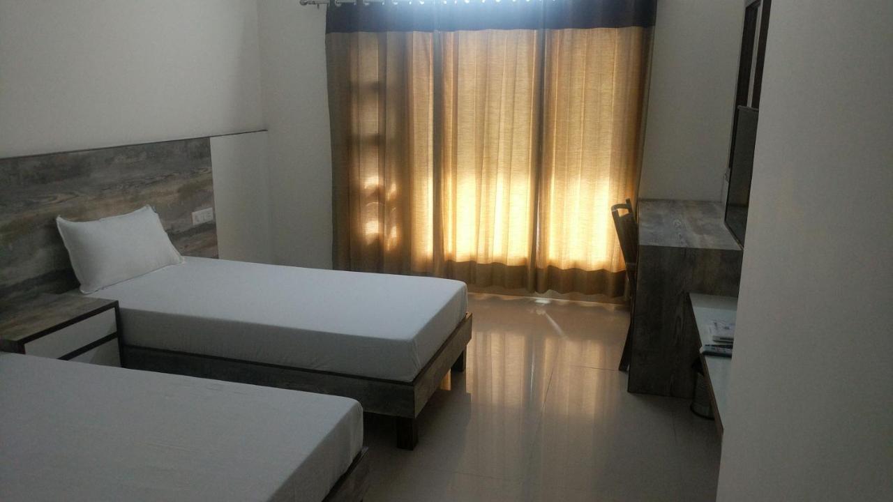 ไพรด์ โฮม Bed & Breakfast Nayagaon ภายนอก รูปภาพ