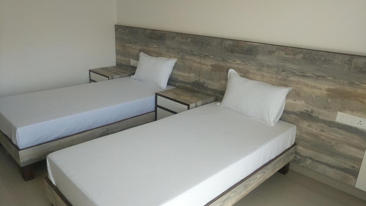 ไพรด์ โฮม Bed & Breakfast Nayagaon ภายนอก รูปภาพ