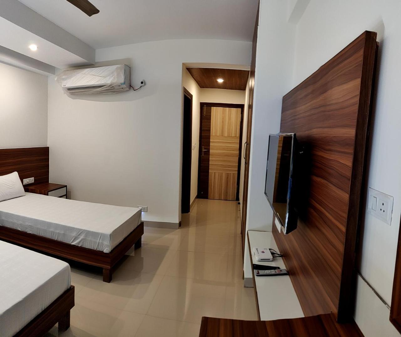 ไพรด์ โฮม Bed & Breakfast Nayagaon ภายนอก รูปภาพ