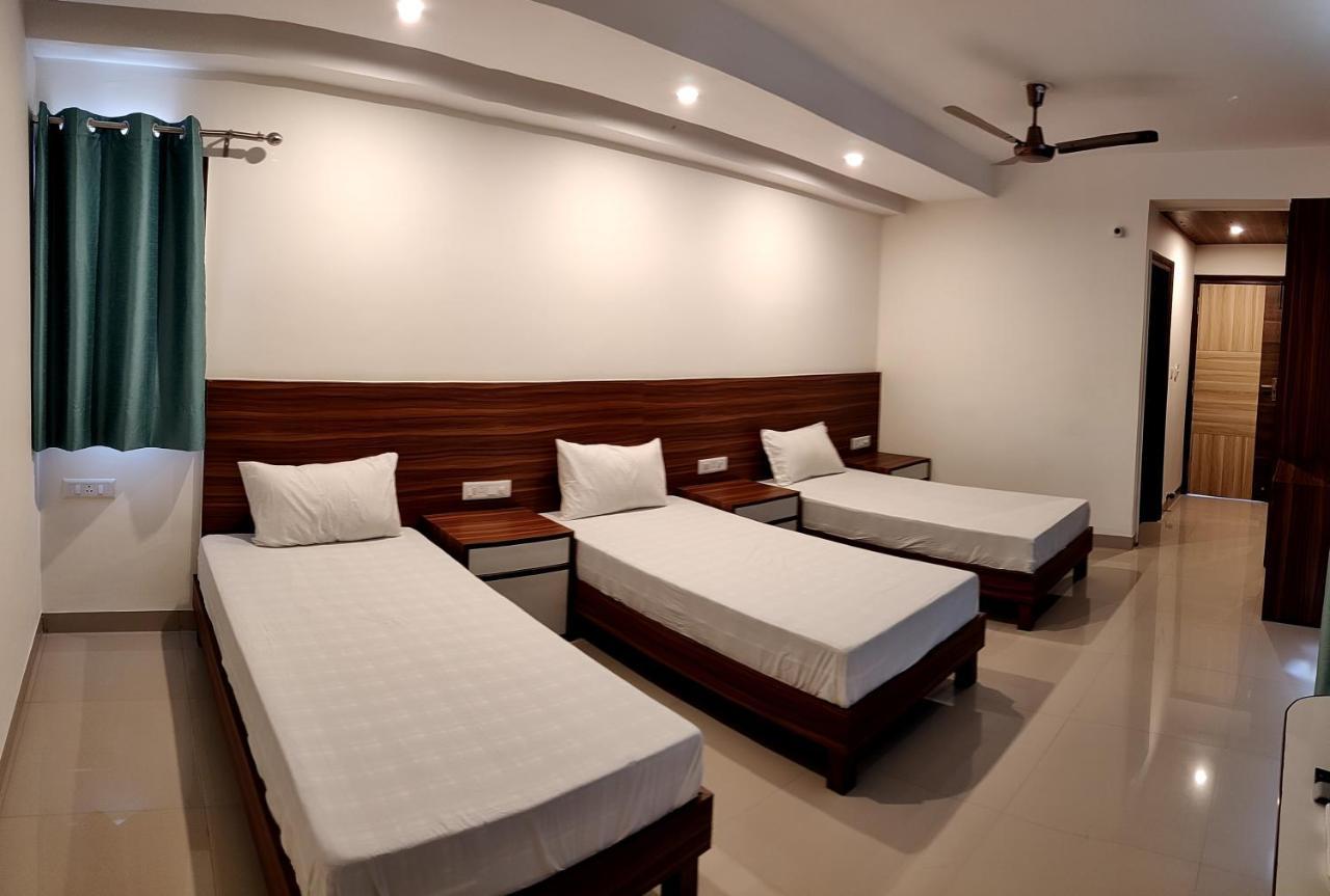 ไพรด์ โฮม Bed & Breakfast Nayagaon ภายนอก รูปภาพ
